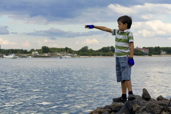 A boy looks at water — Stock Photo, Image