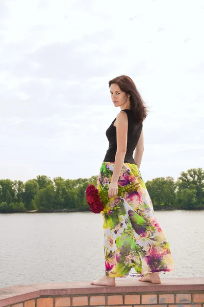 Belle fille avec des fleurs — Photo