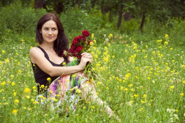 Çiçekli güzel kız.