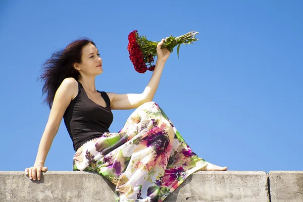 Mooi meisje met bloemen — Stockfoto