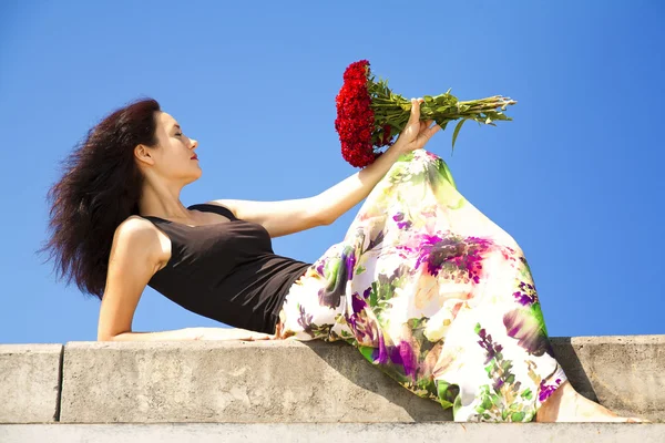 Mooi meisje met bloemen — Stockfoto