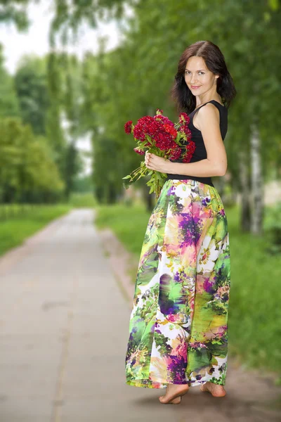 Menina bonita com flores — Fotografia de Stock