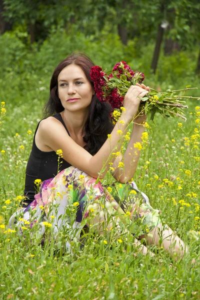 Menina bonita com flores — Fotografia de Stock