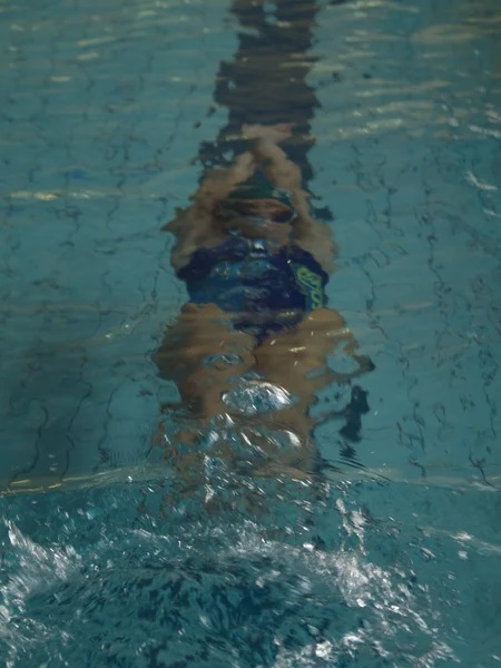 Eine Frau schwimmt unter Wasser — Stockfoto