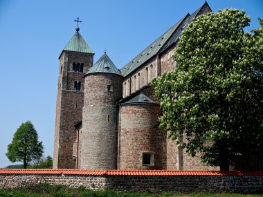 Tum, eski kolej Romanesk kilise Lehçe