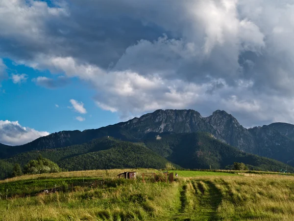 Giewont - Montanha famosa em Tatras polonês com uma cruz no topo — Fotografia de Stock