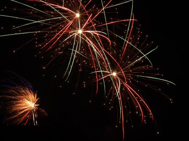 Polonya ve gökyüzü siyah arka plan üzerinde renkli havai fişek