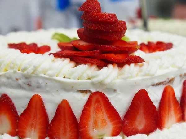 Traditional wedding strawberry cake — Stock Photo, Image