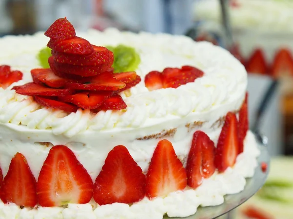 传统婚礼草莓蛋糕，波兰 图库图片