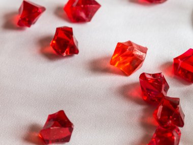 Kırmızı Candy'nin beyaz masa