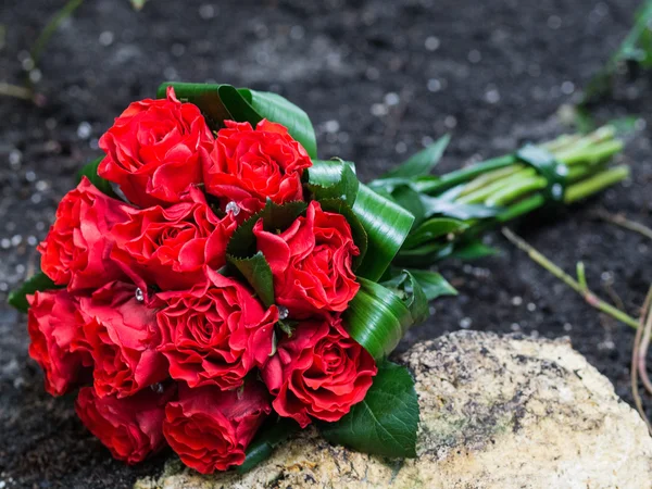 红玫瑰婚礼花束 — 图库照片