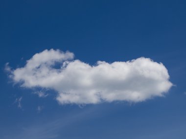 Mavi gökyüzünde beyaz bulut