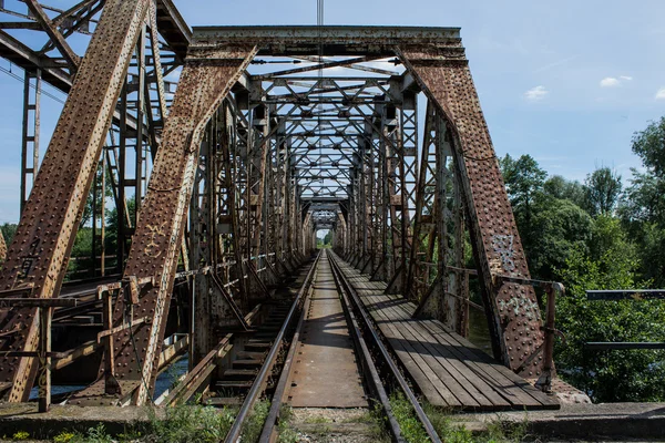 Металевий залізничний дорожній міст — стокове фото