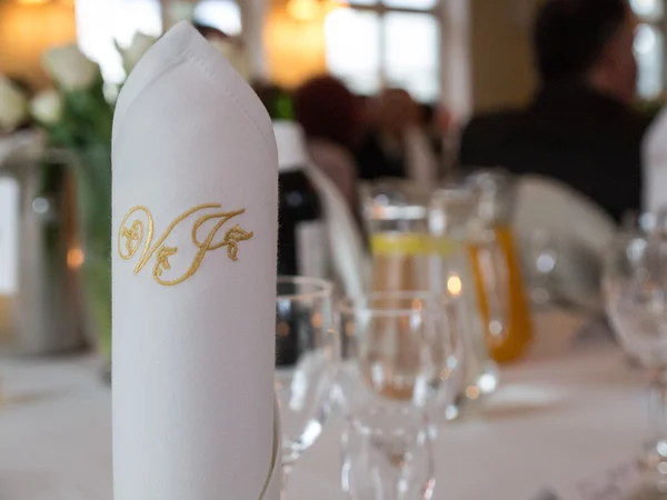 Düğün yemeği için masa hazır.