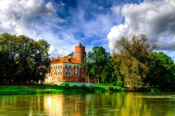Castillo de estilo gótico situado en Uniejow, Polonia — Foto de Stock