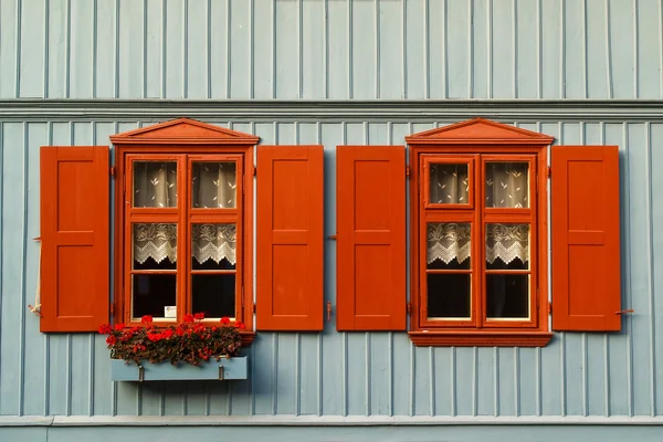 Zwei alte rote Fenster — Stockfoto