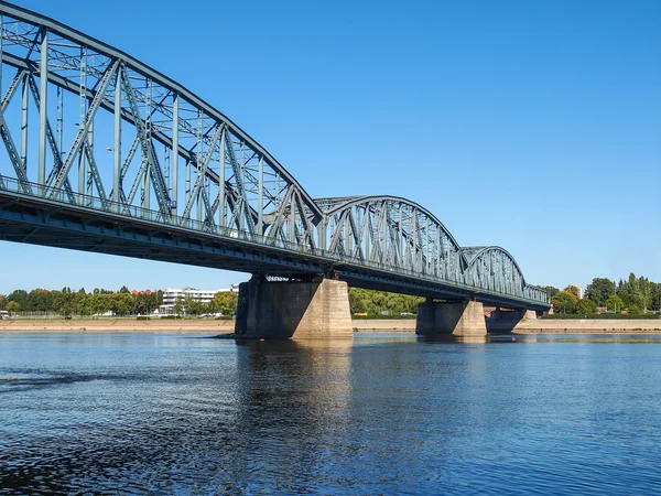 büyük eski bir köprü Nehri üzerinde