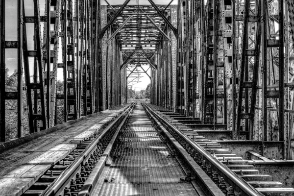 Довжина залізниці через річку на сталевому мосту, чорно-білий ph Стокове Фото