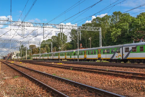 Treno passeggeri in una stazione ferroviaria in estate — Foto Stock