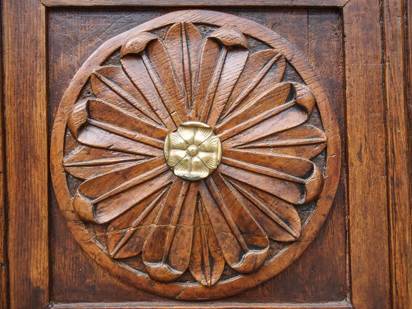 ahşap kapı süslü çiçek