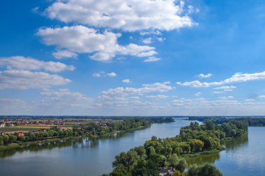 uitzicht op goplo meer over heldere blauwe hemel, kruszwica, Polen