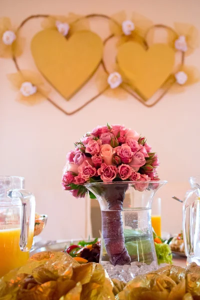 Tavolo decorato con mazzo di fiori — Foto Stock