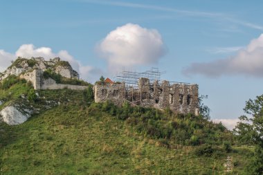 rabsztyn, polan mavi gökyüzünde karşı eski ortaçağ kalesi kalıntıları ediyor