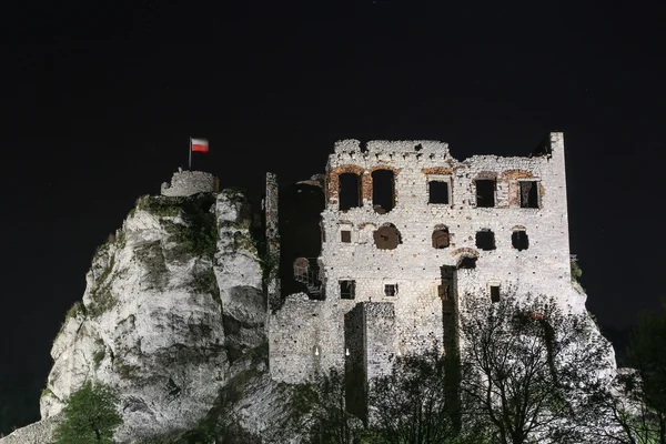 Το παλιό κάστρο ερείπια της ogrodzieniec, νυκτερινή σκηνή, Πολωνία. — Φωτογραφία Αρχείου