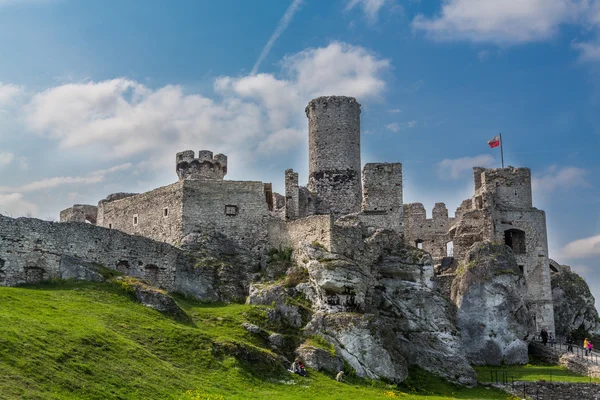 Staré zřícenině hradu ogrodzieniec, Polsko. — Stock fotografie