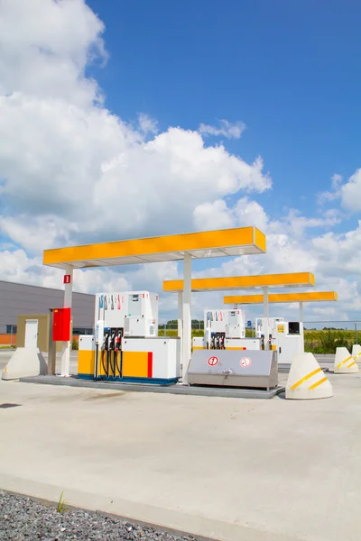 Geel tankstation Rechtenvrije Stockafbeeldingen