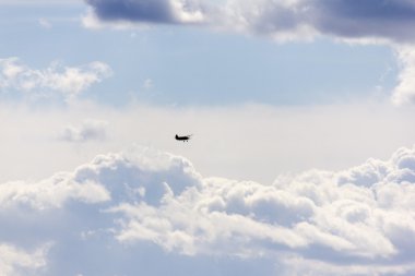 Gökyüzünde bir uçak