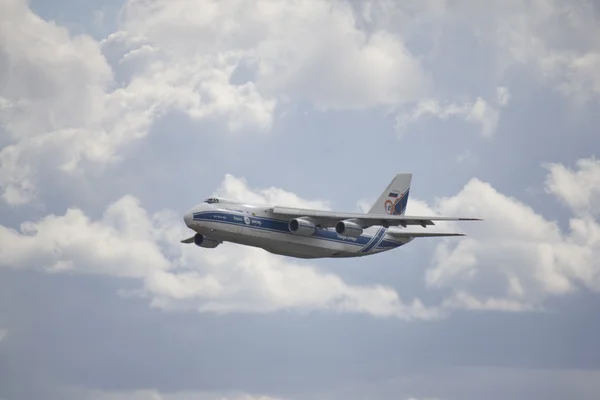 Avion dans le ciel — Photo