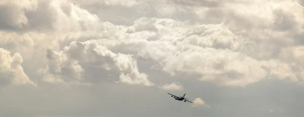 Avião no céu — Fotografia de Stock