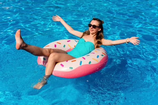 Jovem Mulher Biquíni Nada Donut Água Inflável Piscina Fotos De Bancos De Imagens