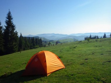 Karpatya dağlarındaki bir dağ çayırında turist çadırı