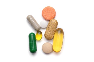 Beyaz arka planda renkli haplar ve vitaminler