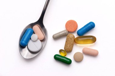 Beyaz arka planda renkli haplar ve vitaminler
