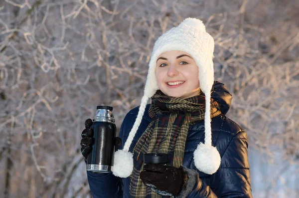 Mujer Joven Feliz Sonriendo Sosteniendo Termo Parque Invierno Nevado Con —  Fotos de Stock