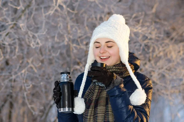 Mujer Joven Feliz Sonriendo Sosteniendo Una Taza Termo Parque Invierno —  Fotos de Stock