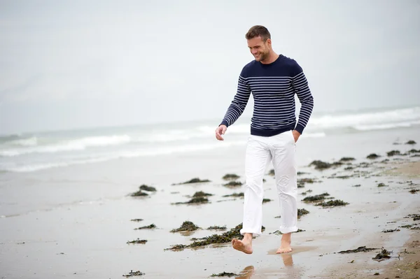 해변에 산책 하는 남자 — 스톡 사진
