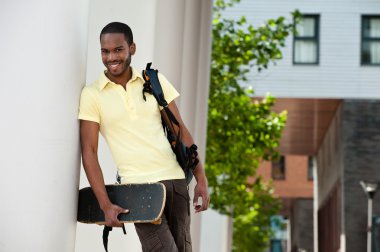 siyah adam wiith kaykay gülümseyen