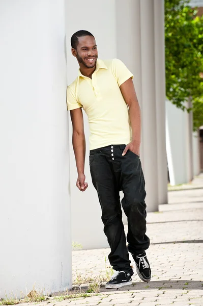 Retrato de um africano negro sorridente — Fotografia de Stock