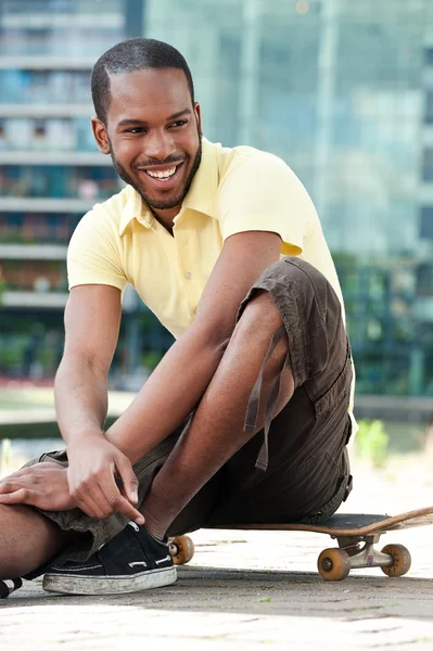 Uśmiechający się młodzieży na deskorolce — Zdjęcie stockowe