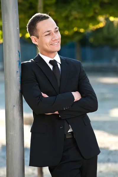 Geschäftsmann faltet die Arme — Stockfoto