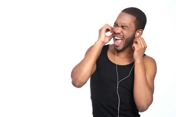 Cantando homem ouvindo fones de ouvido — Fotografia de Stock