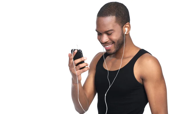 Mladý muž poslouchá mp3 přehrávač — Stock fotografie