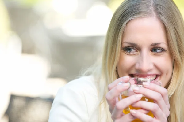 Schönes blondes Mädchen trinkt Tee — Stockfoto