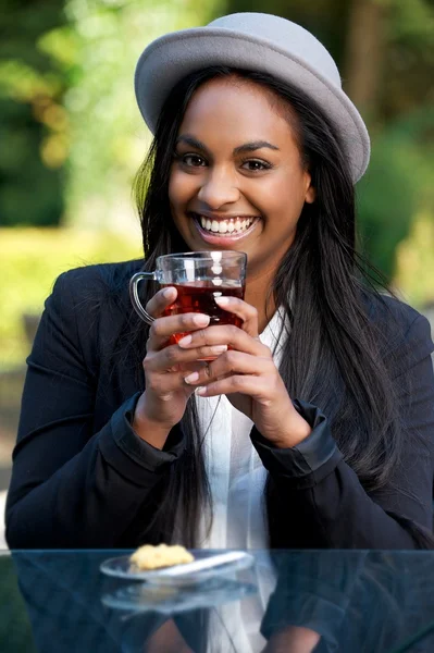 Retrato de una hermosa niña afroamericana sonriente tomando té —  Fotos de Stock