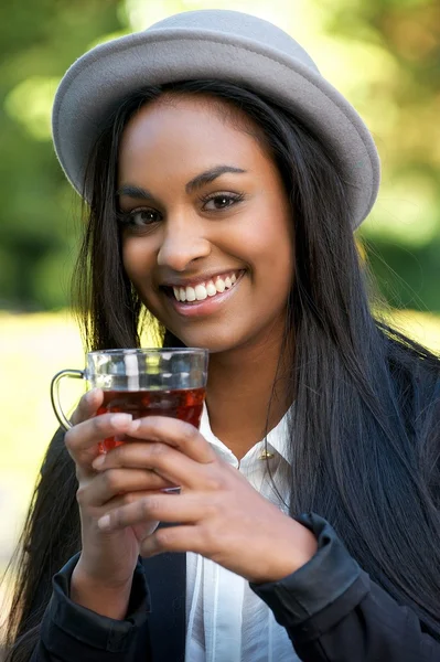 Hermosa chica negra bebiendo té —  Fotos de Stock