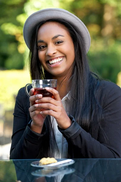 微笑非洲女孩喝茶 — 图库照片